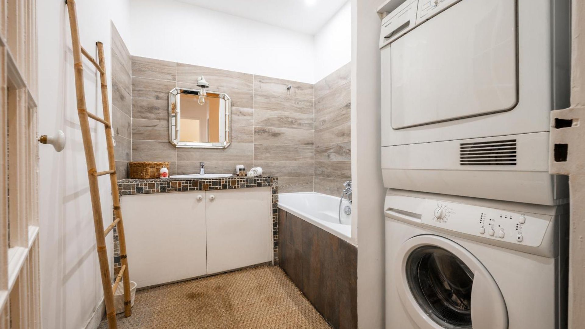 Charming & Comfortable - Near The Port / Parking Apartment