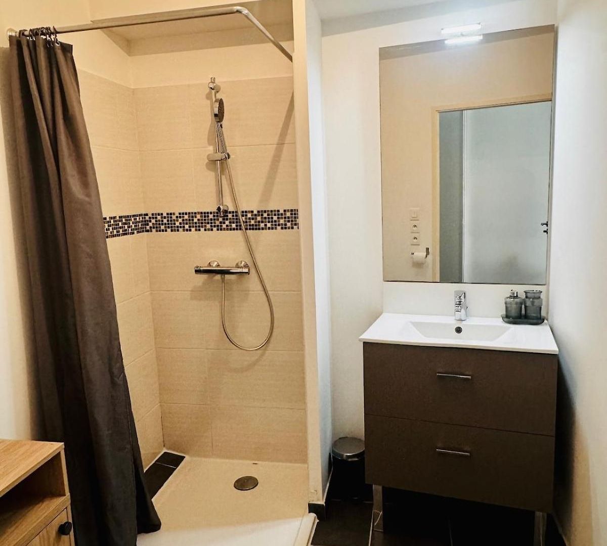 Apartment Et Spacieux A 10 Minutes Du Centre De Et 5 Min De L'entree D'autoroute Acces Faciles Et Dans Quartier Calme