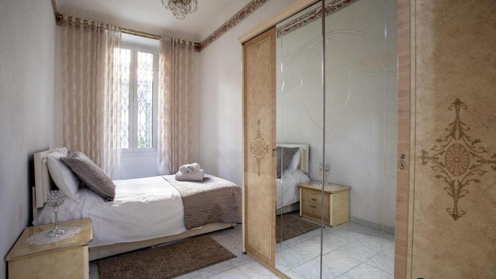 Air-conditioned In The Republique District Apartment