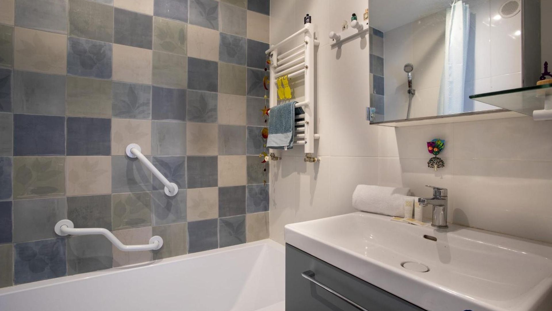 Charming With Balcony In The Heart Of The Liberation District *