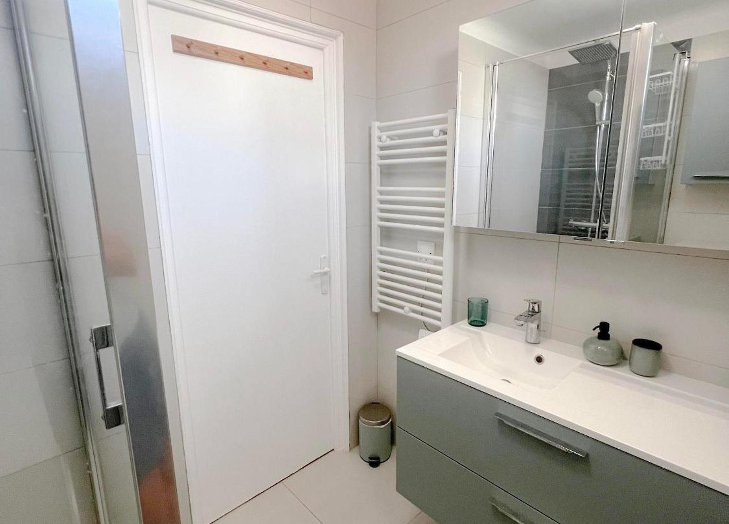 Bright Floor 2br With Large Terrace In Centre