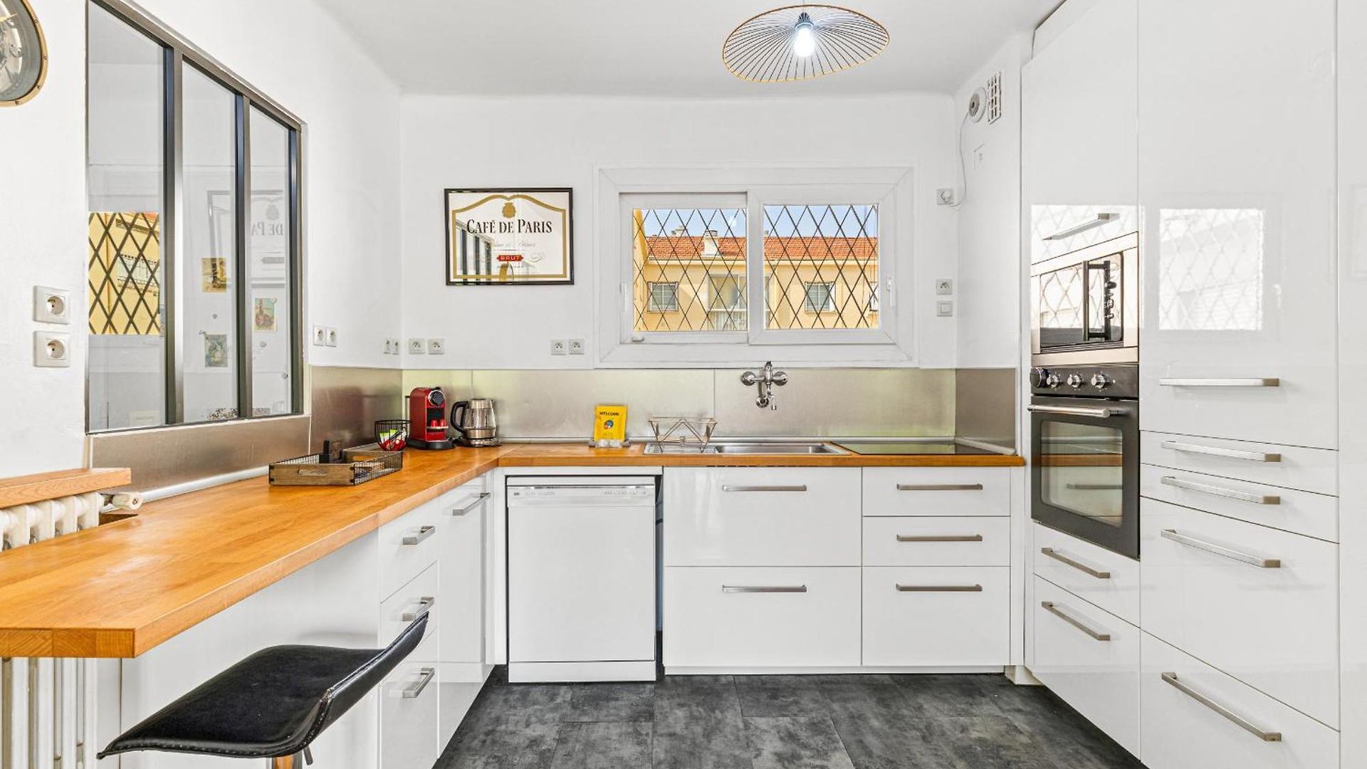 Comfortable & Bright 2 Bedroom *