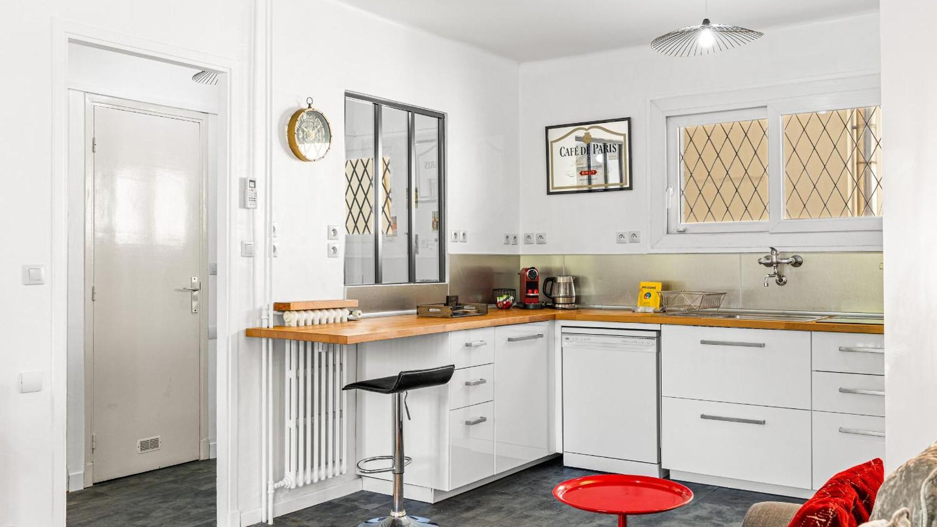 Comfortable & Bright 2 Bedroom Apartment *