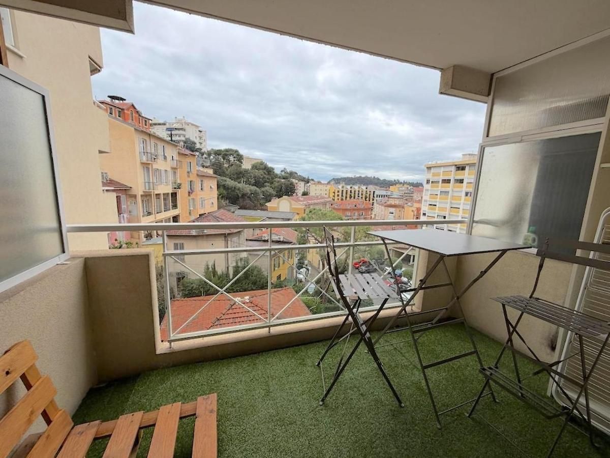 Charming Cozy With Sunny Balcony