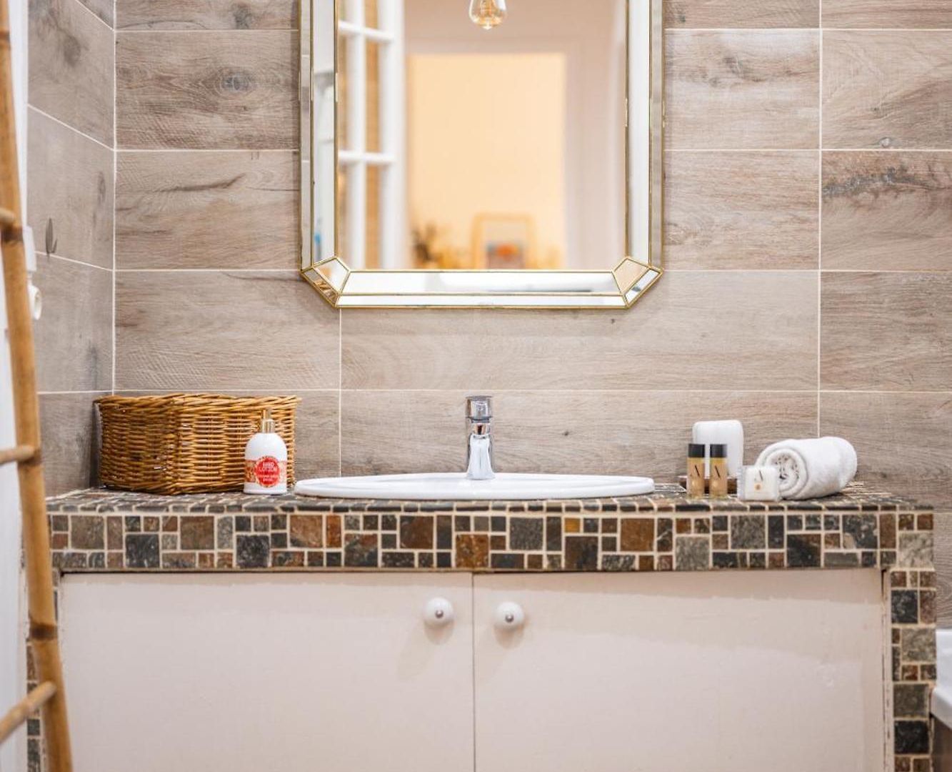 Charming & Comfortable - Near The Port / Parking Nice