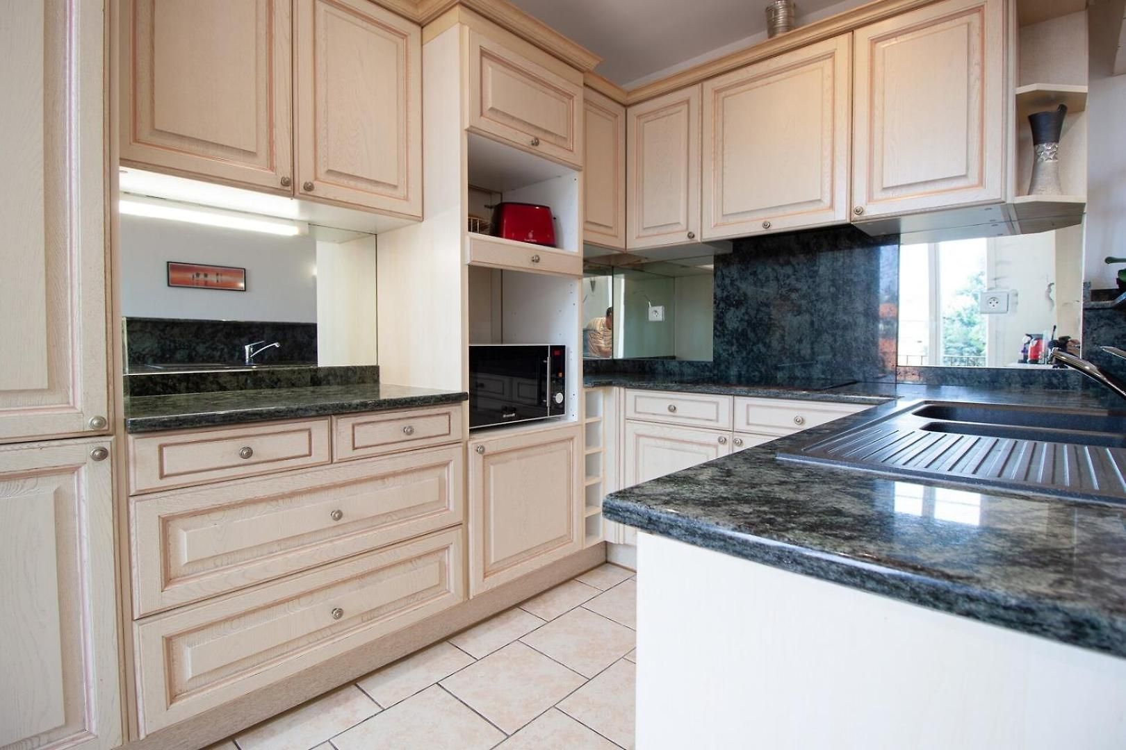 Bright 2-bedroom - La Liberation Apartment