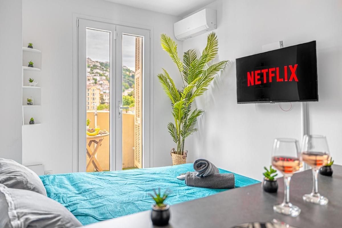 Relaxation & Comfort Design With Ambient Led Apartment Nice