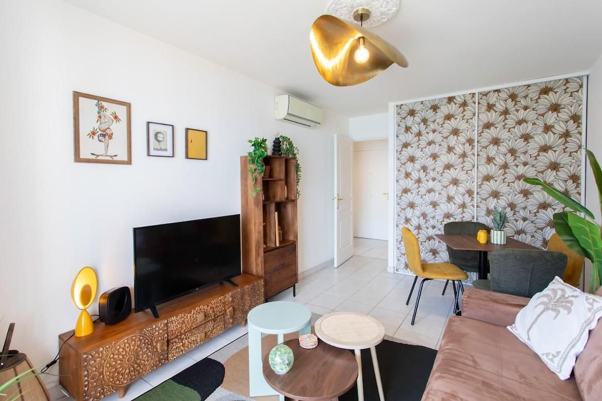 Modern 2-bedroom Sea View, Air Conditioning, Balcony Apartment