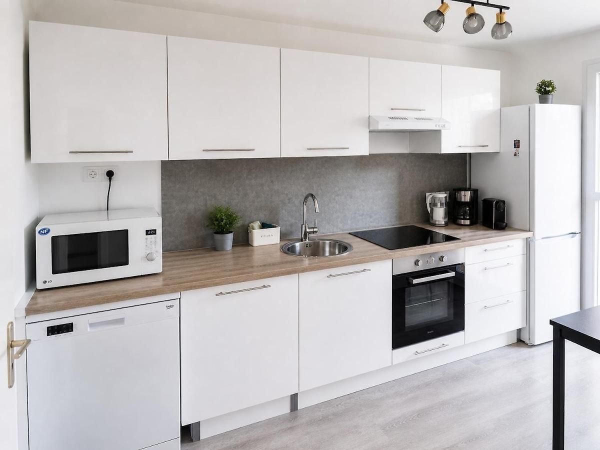 Beautiful Bright 2-bedroom 1 Minute From The *