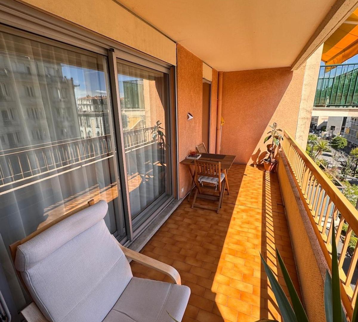 Beautiful Bright 2-bedroom 1 Minute From The *