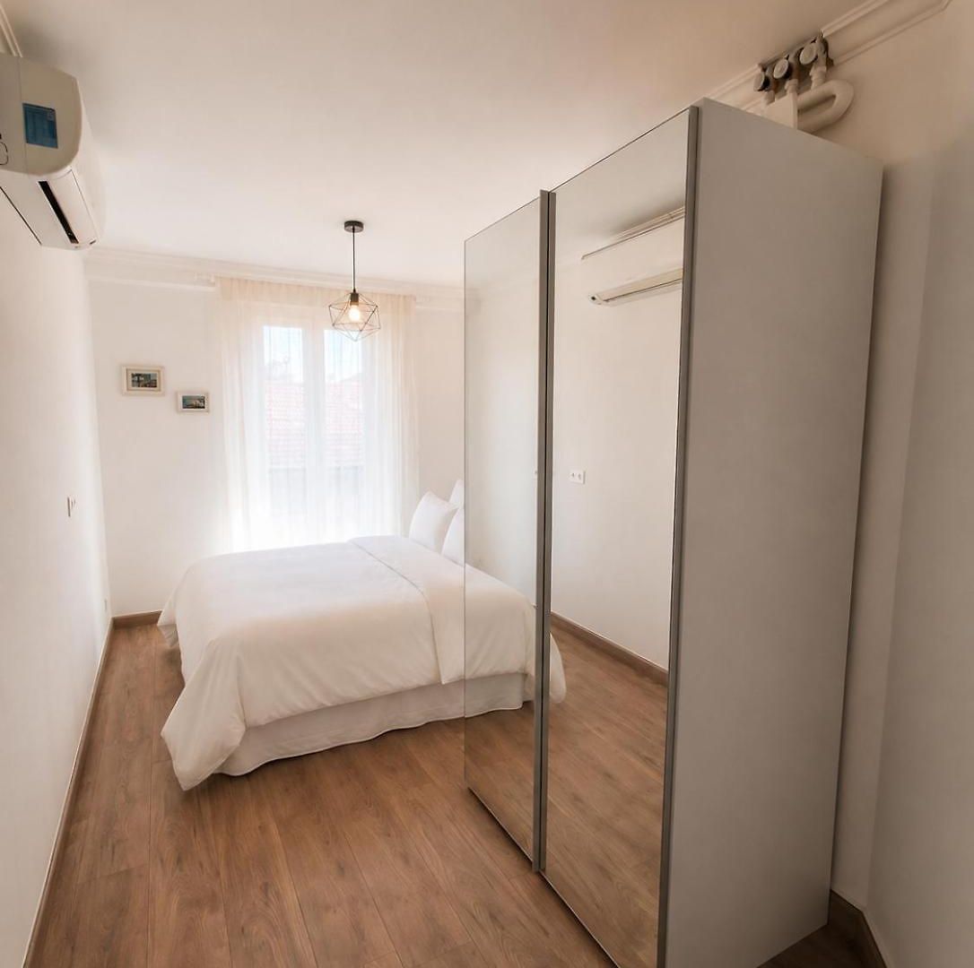 Heart Of Nice, 3min, 3 Ac Units, Balcony With 4-seater Dining! Apartment