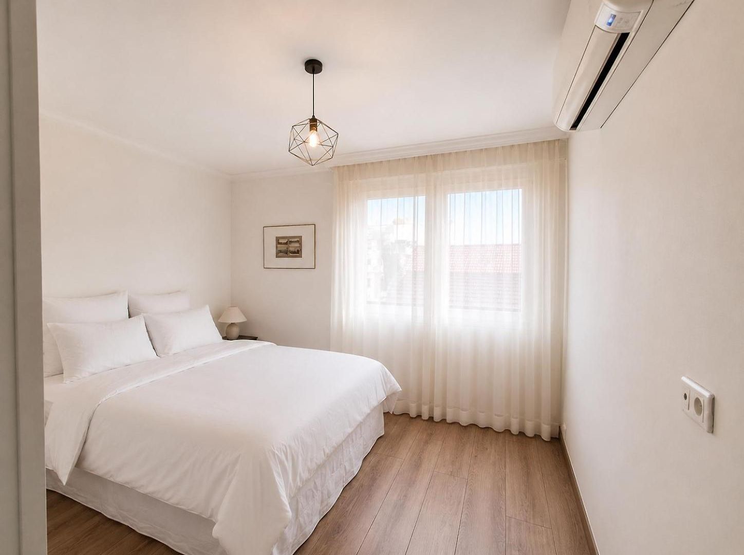 Apartment Heart Of Nice, 3min, 3 Ac Units, Balcony With 4-seater Dining! *