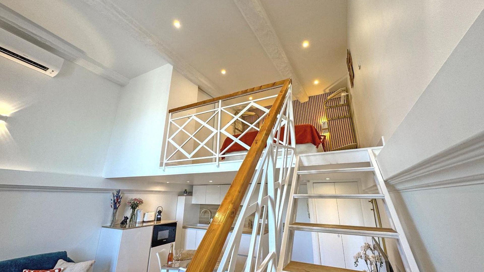 Elegant Seafront Loft Old Town Apartment