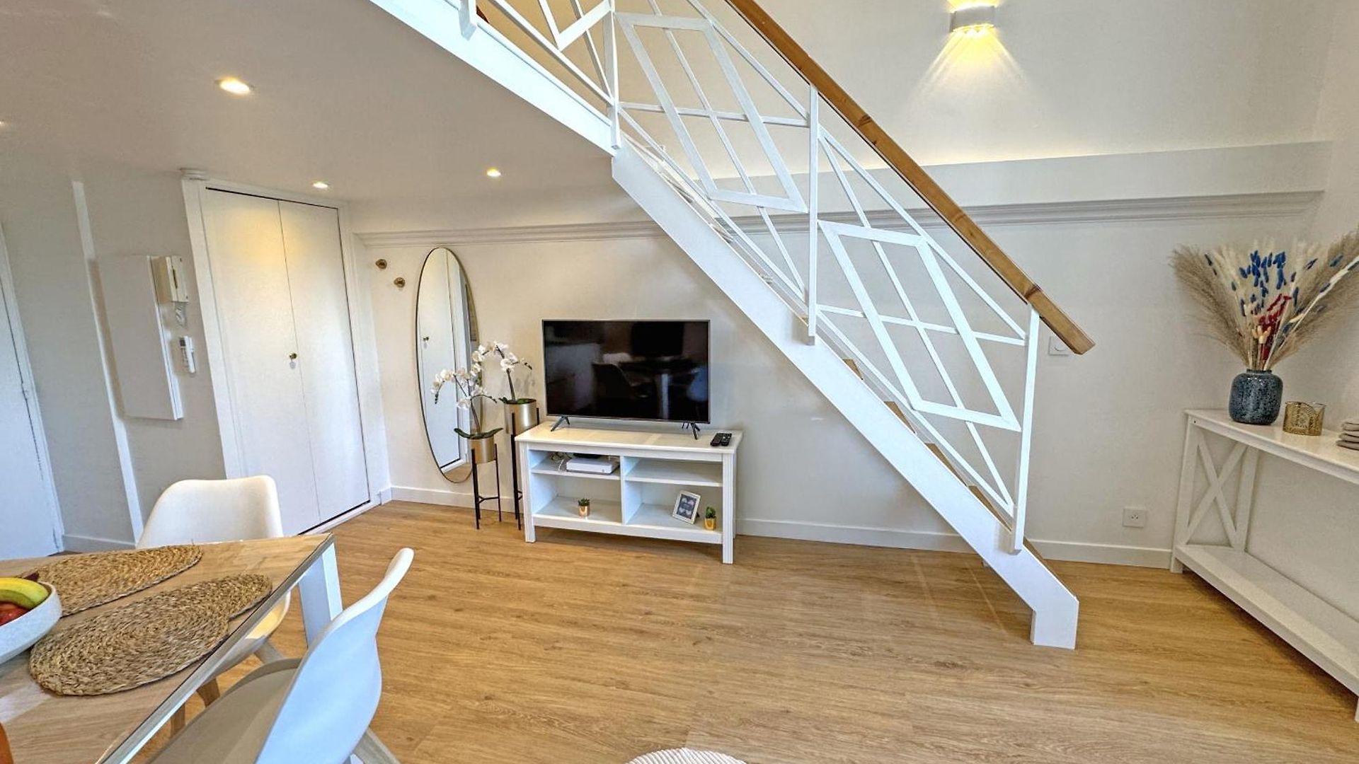 Elegant Seafront Loft Old Town Apartment