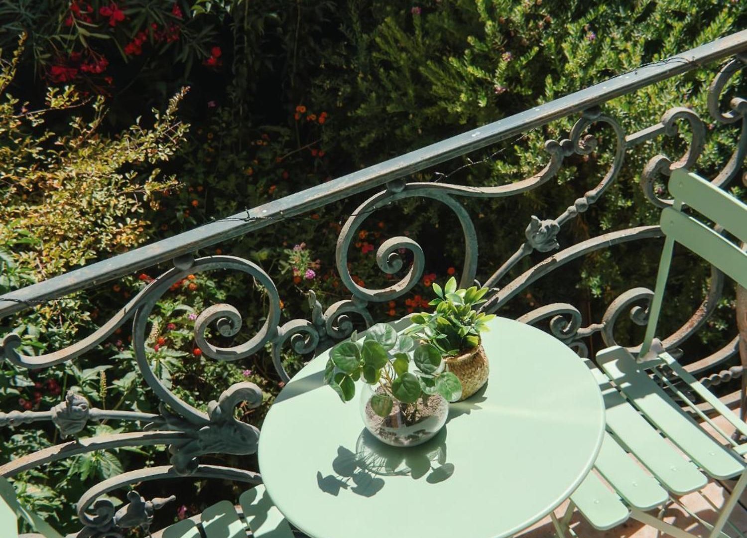 Charming Studio, Balcony With Garden View, Liberation Apartment *