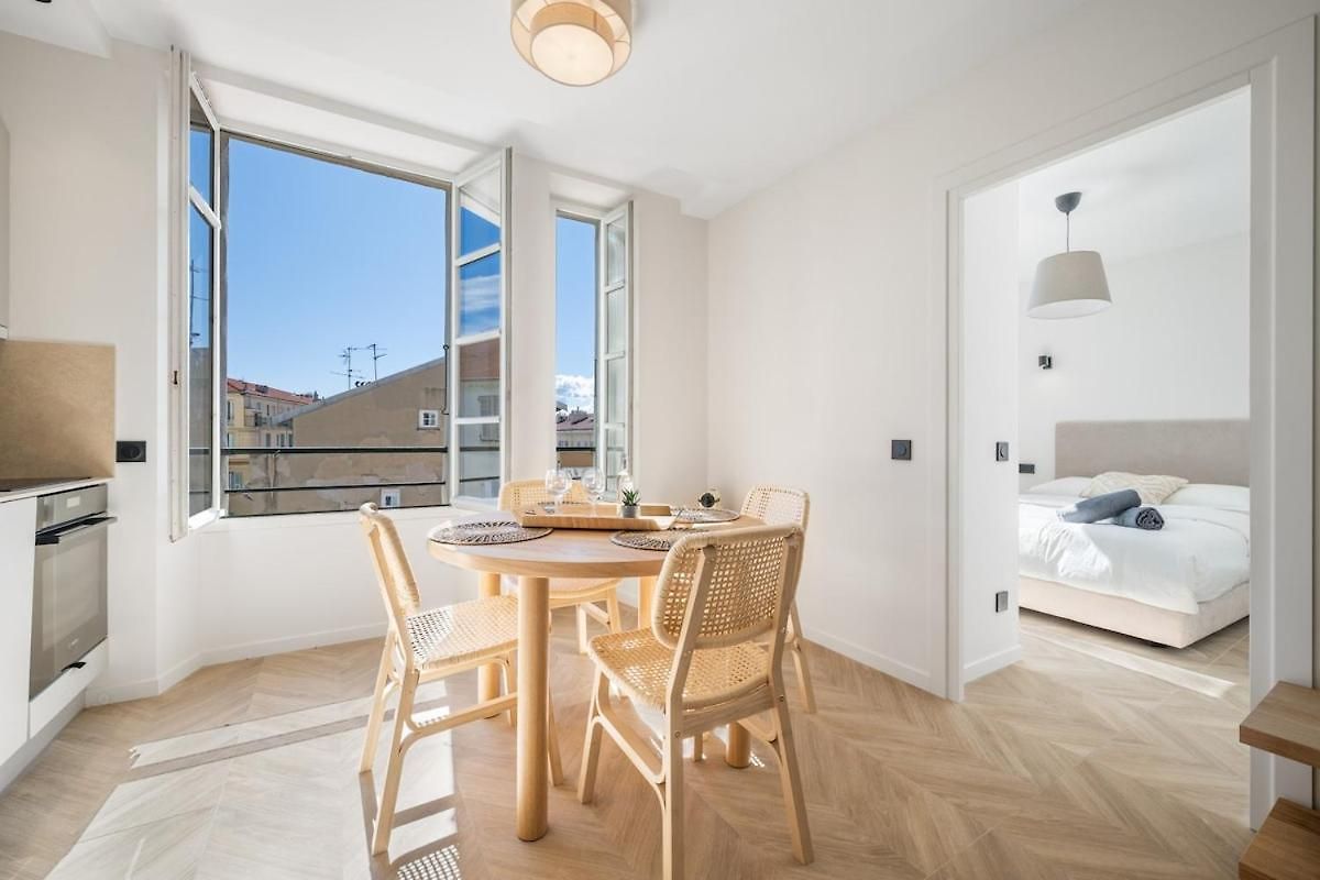 2-bedroom - Sleeps 4 - Place Massena Apartment *