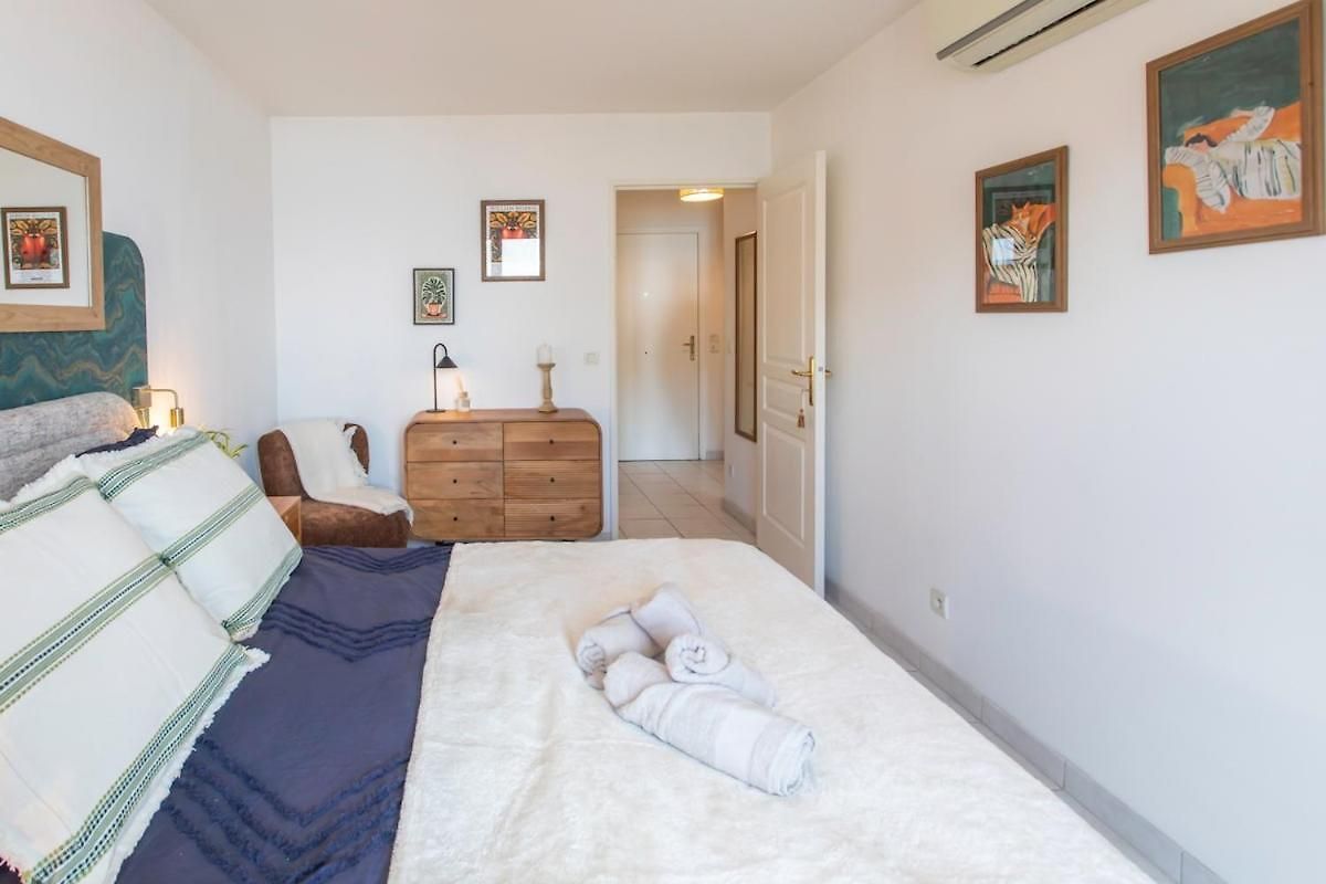 Modern 2-bedroom Sea View, Air Conditioning, Balcony *