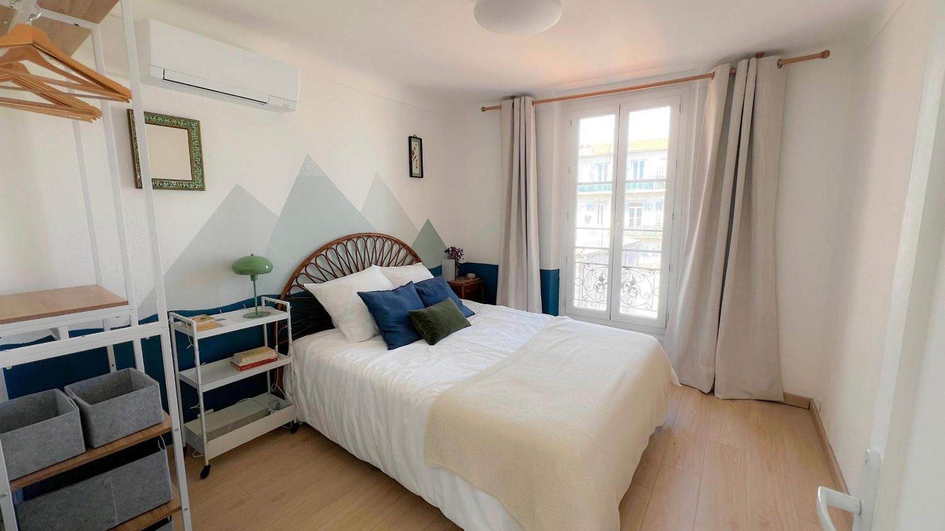 Bright Floor 2br With Large Terrace In Centre Apartment *