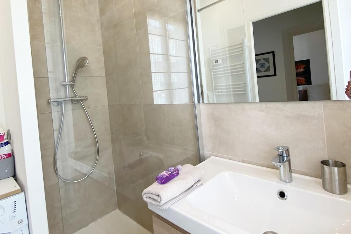 Spacieux Et - Vieux 5 Mn' A Pied Apartment