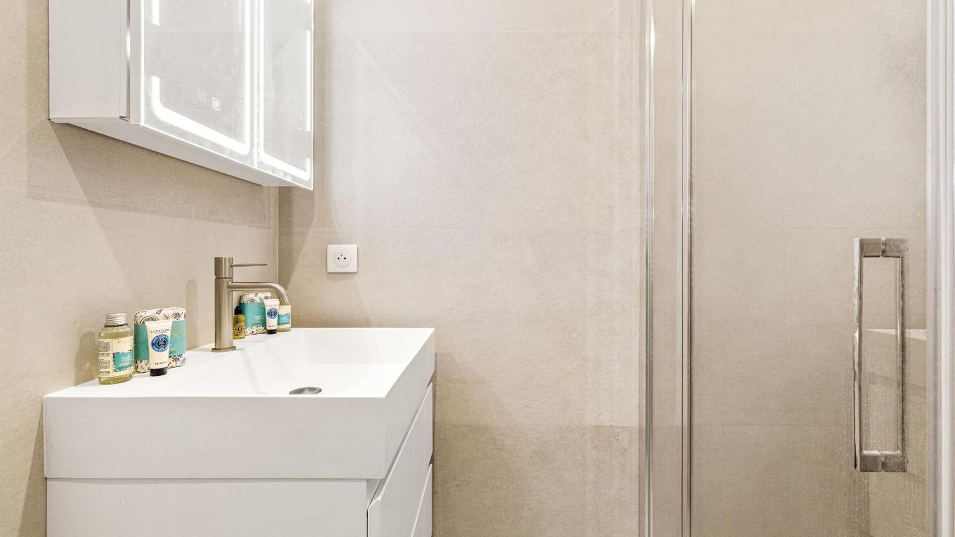 Carabacel - One Ac And Balcony Apartment