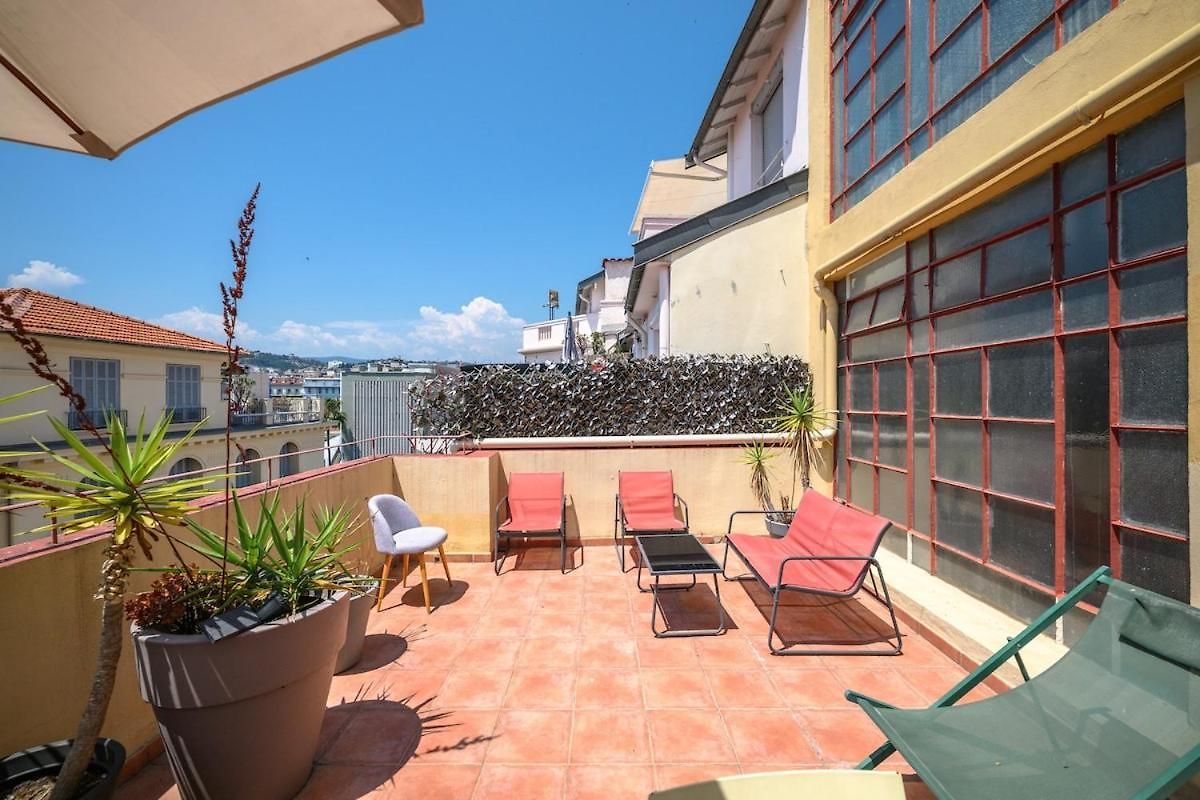 Bright & Cosy W Terrace Ac Apartment