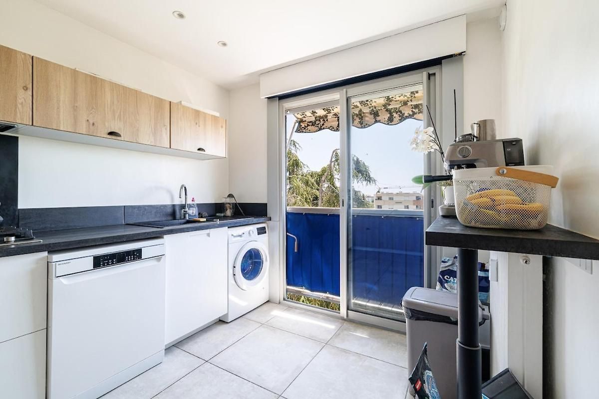 Beautiful 2 Swimming Pool, Parking Space And Air Conditioning