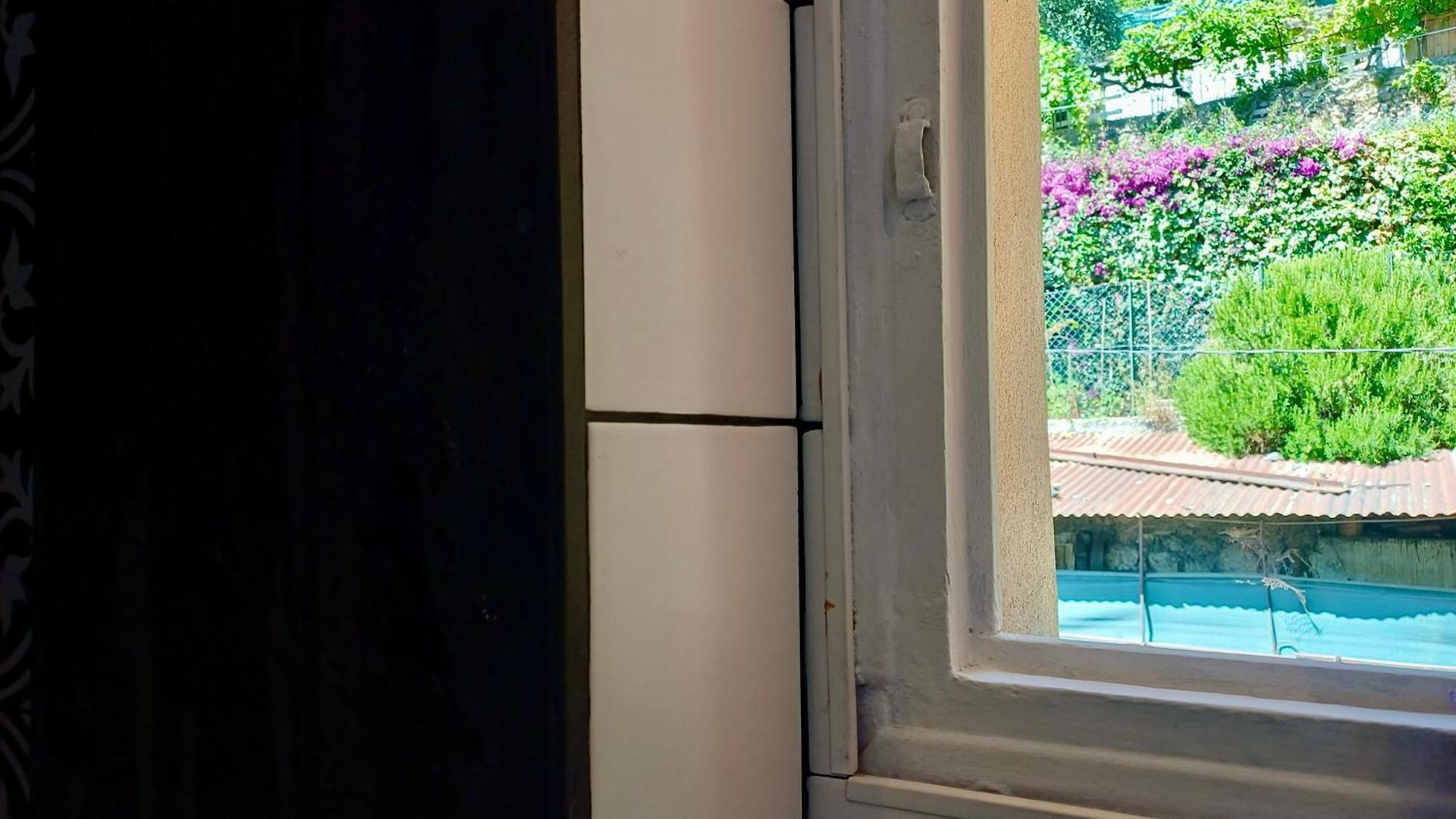 Apartment 2p Renove Dans Bel Immeuble Nicois De Caractere