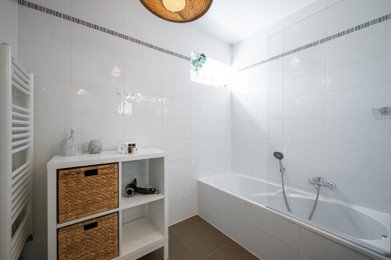 Stunning & Bright - 2 Bedrooms - Parking Wifi/ac Nice