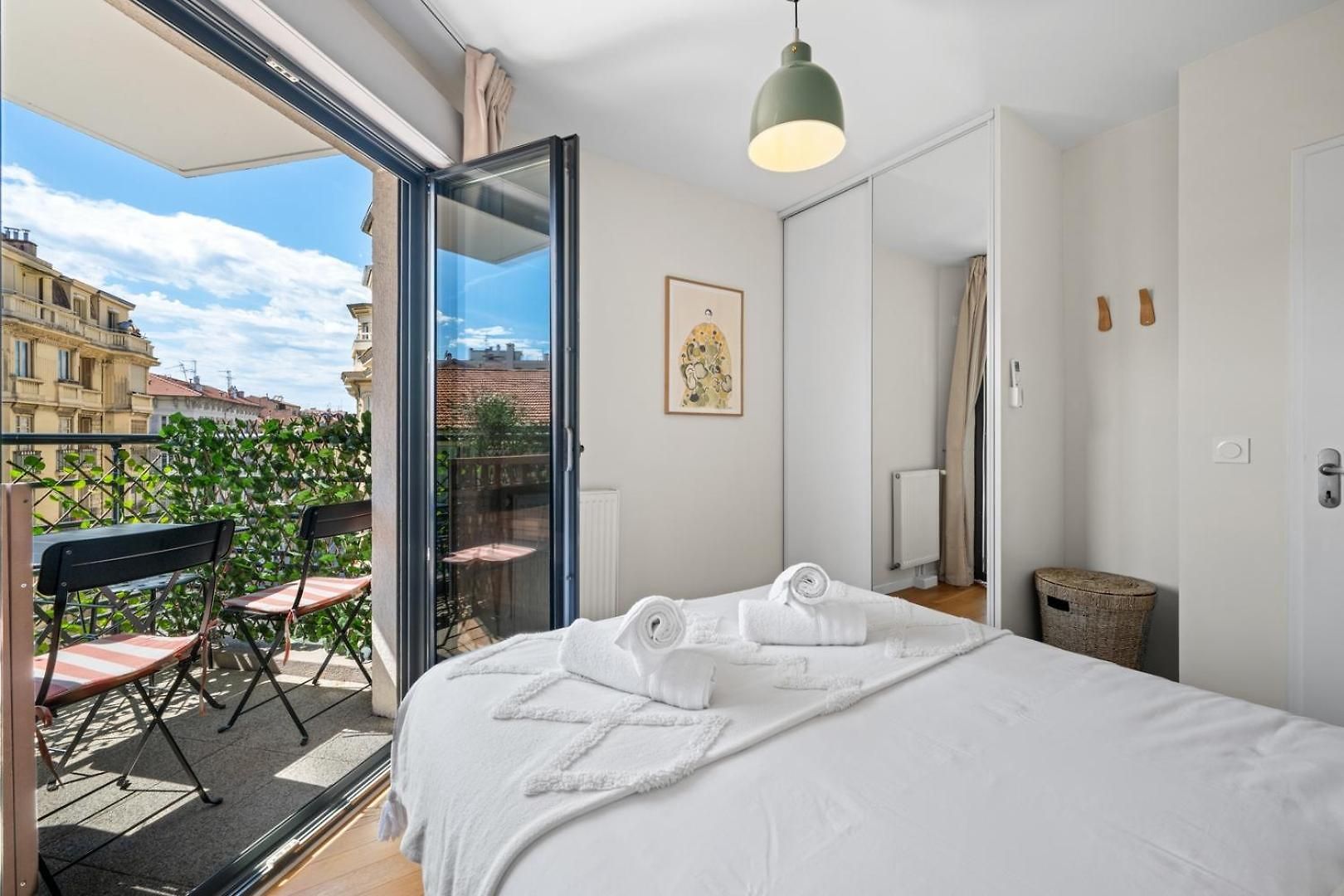 Stunning & Bright - 2 Bedrooms - Parking Wifi/ac Apartment