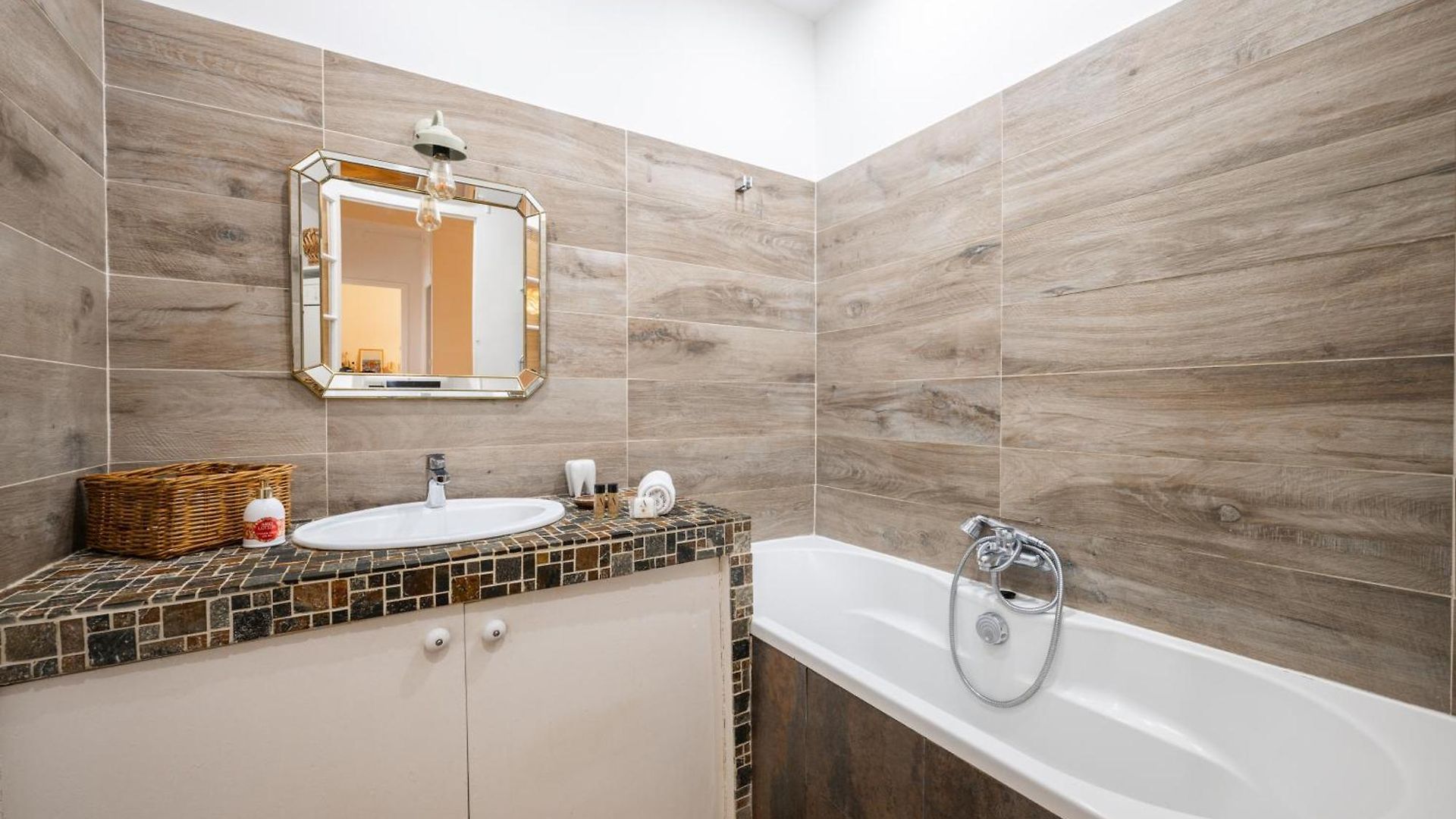 Charming & Comfortable - Near The Port / Parking Nice