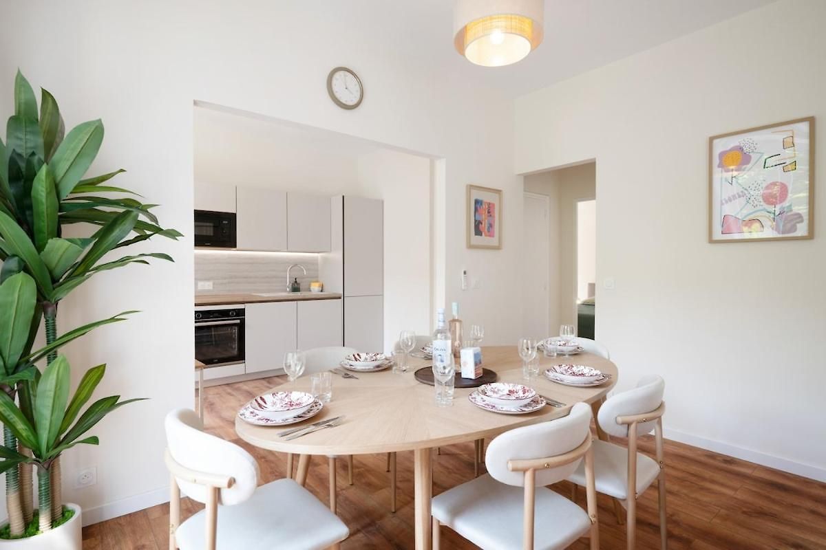 Spacious In Port Of * Nice