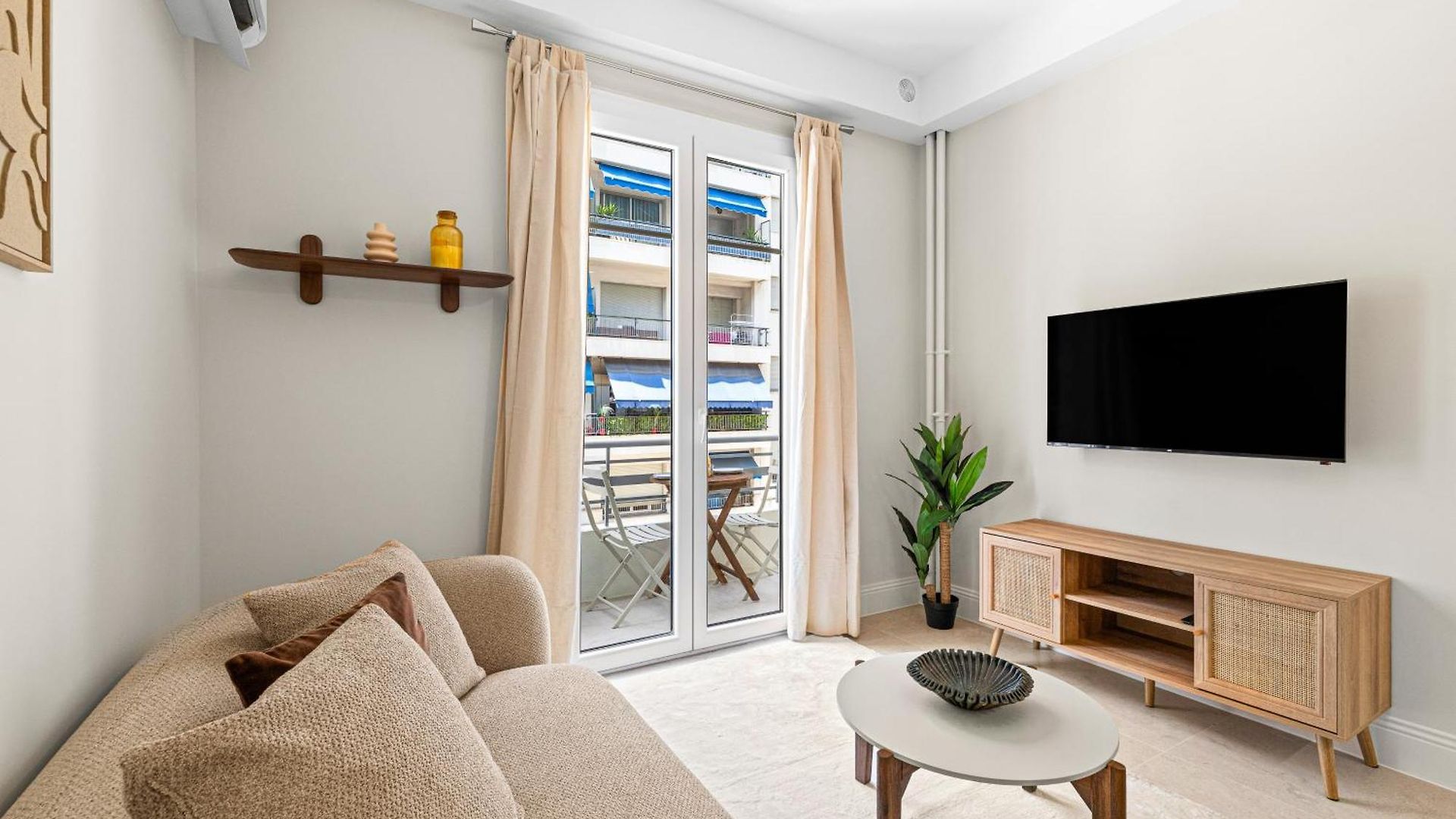 Fully Renovated 2-bedroom Apartment Nice