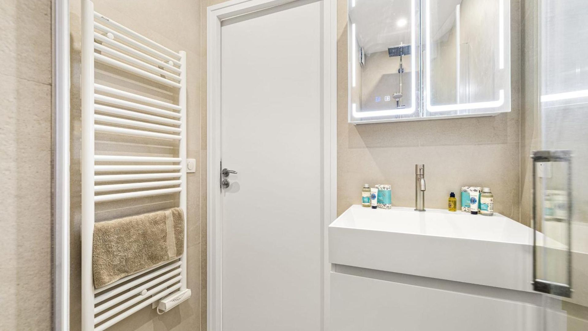 Carabacel - One Ac And Balcony Apartment *