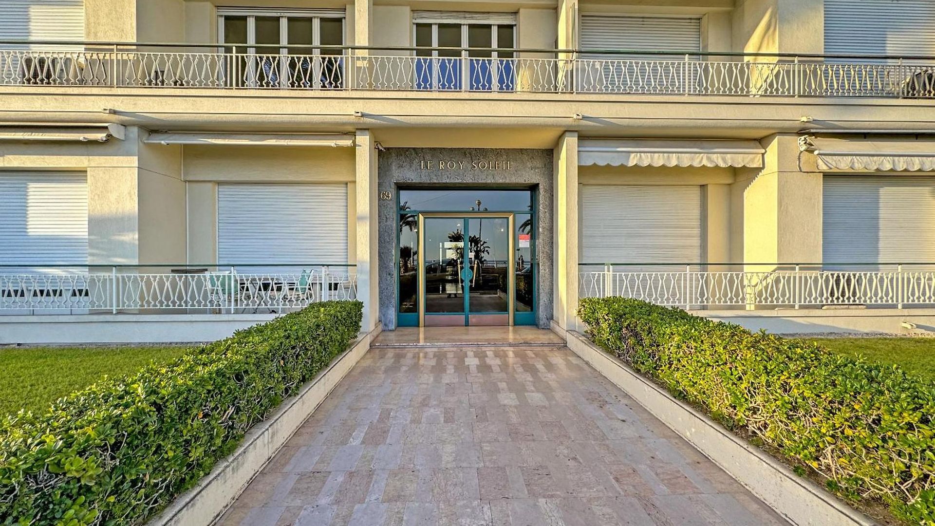 Rare Seafront Garden On Promenade * Nice