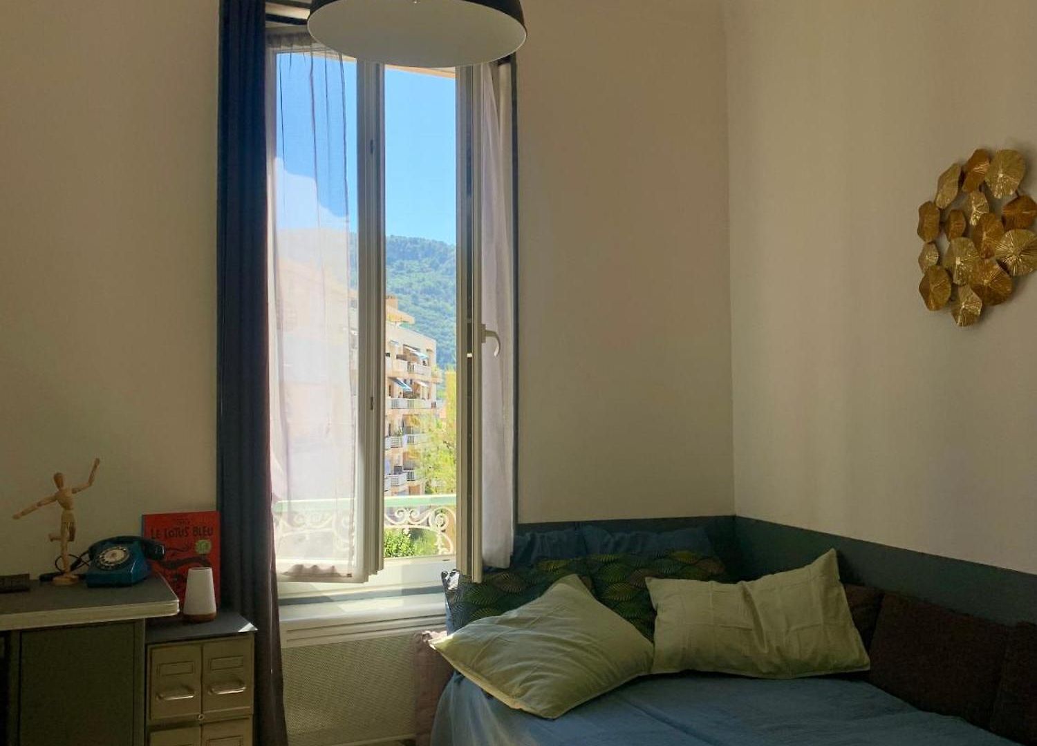 2p Renove Dans Bel Immeuble Nicois De Caractere *