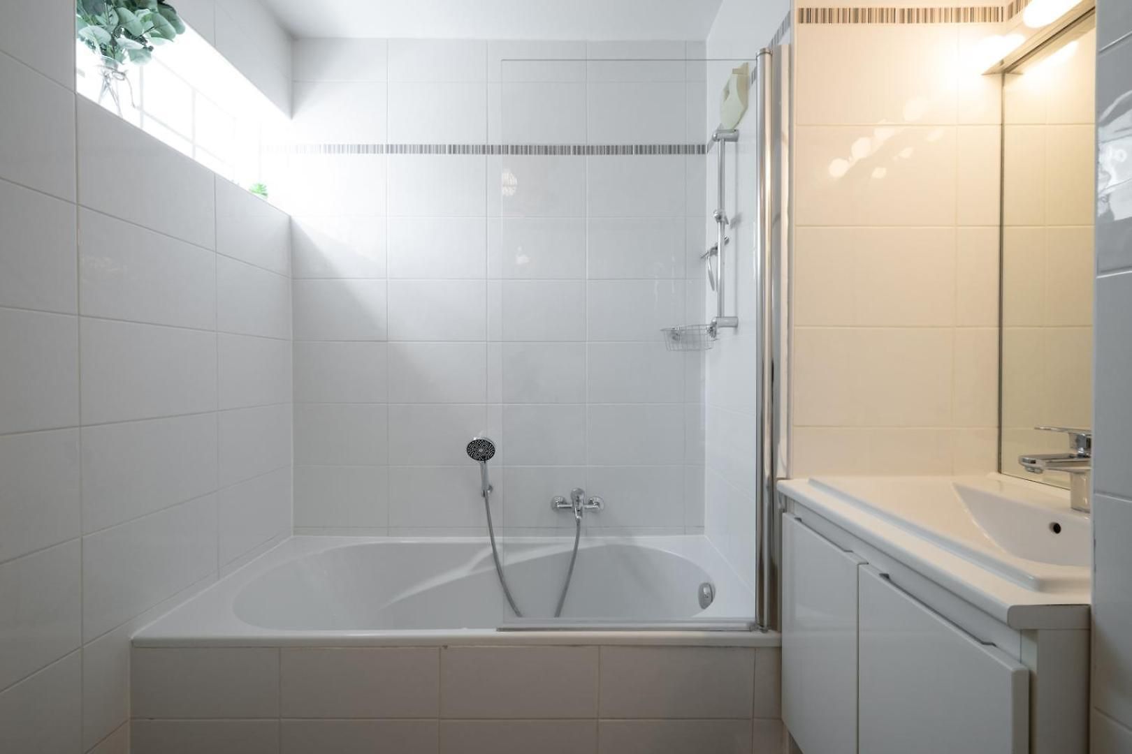 Stunning & Bright - 2 Bedrooms - Parking Wifi/ac Nice