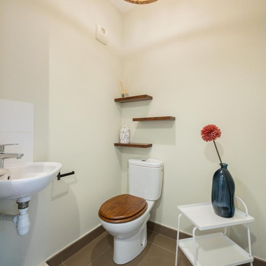 Apartment Stunning & Bright - 2 Bedrooms - Parking Wifi/ac
