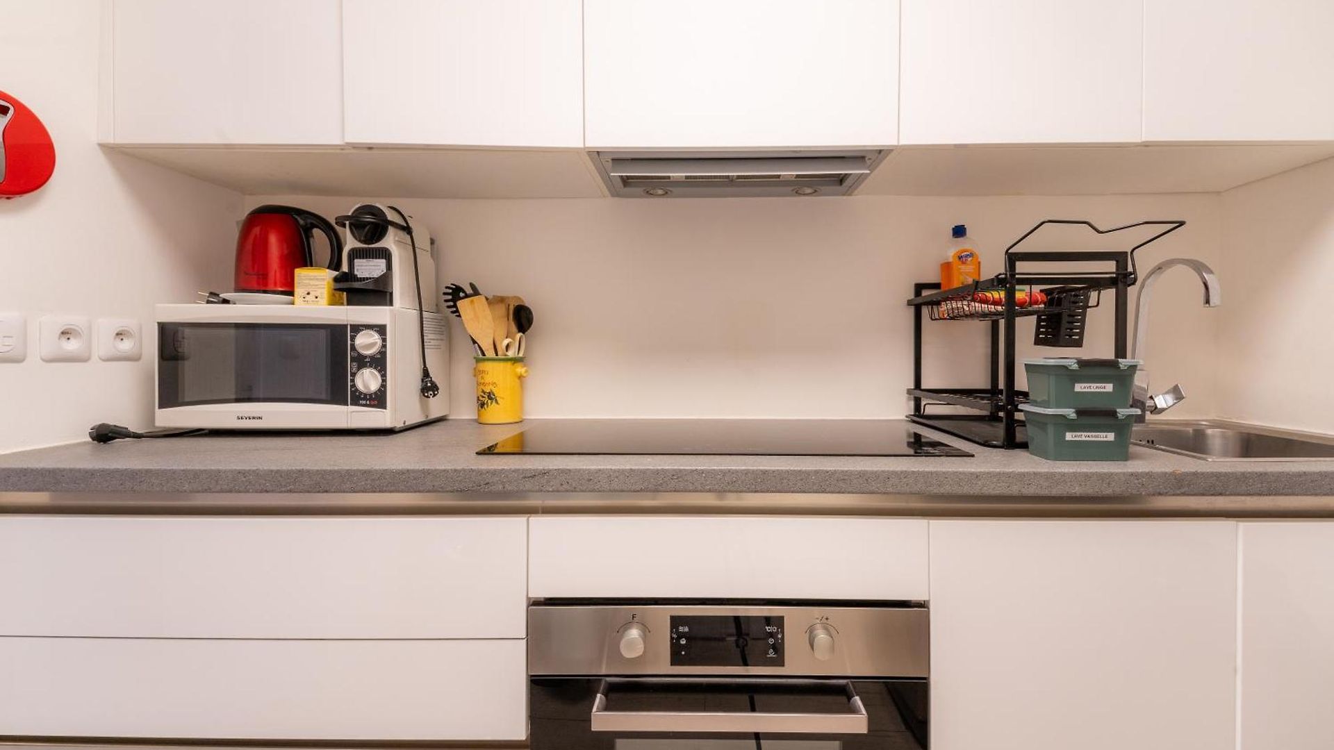 Old Town Nice, 2 Bedrooms & 2 Bathrooms,quiet, Ac For 4 People