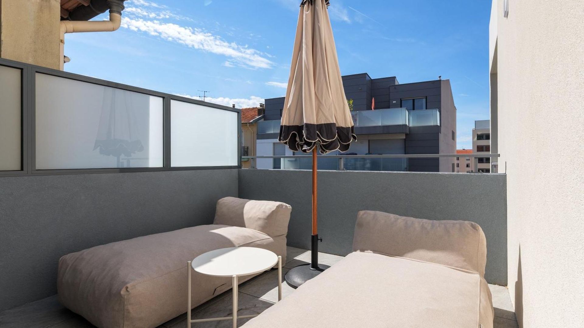 Spacious With Terrace And Parking *