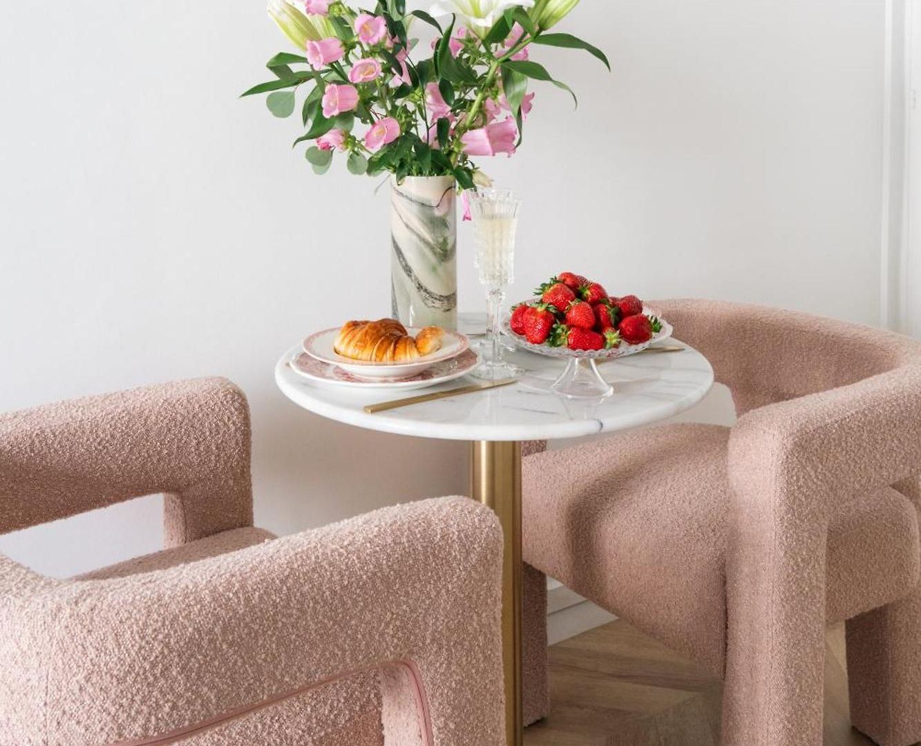 1 Min Walk To Luxury Boutique Apartment *
