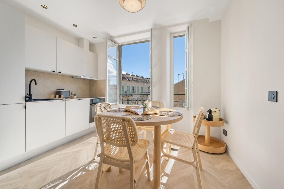 2-bedroom - Sleeps 4 - Place Massena Apartment *