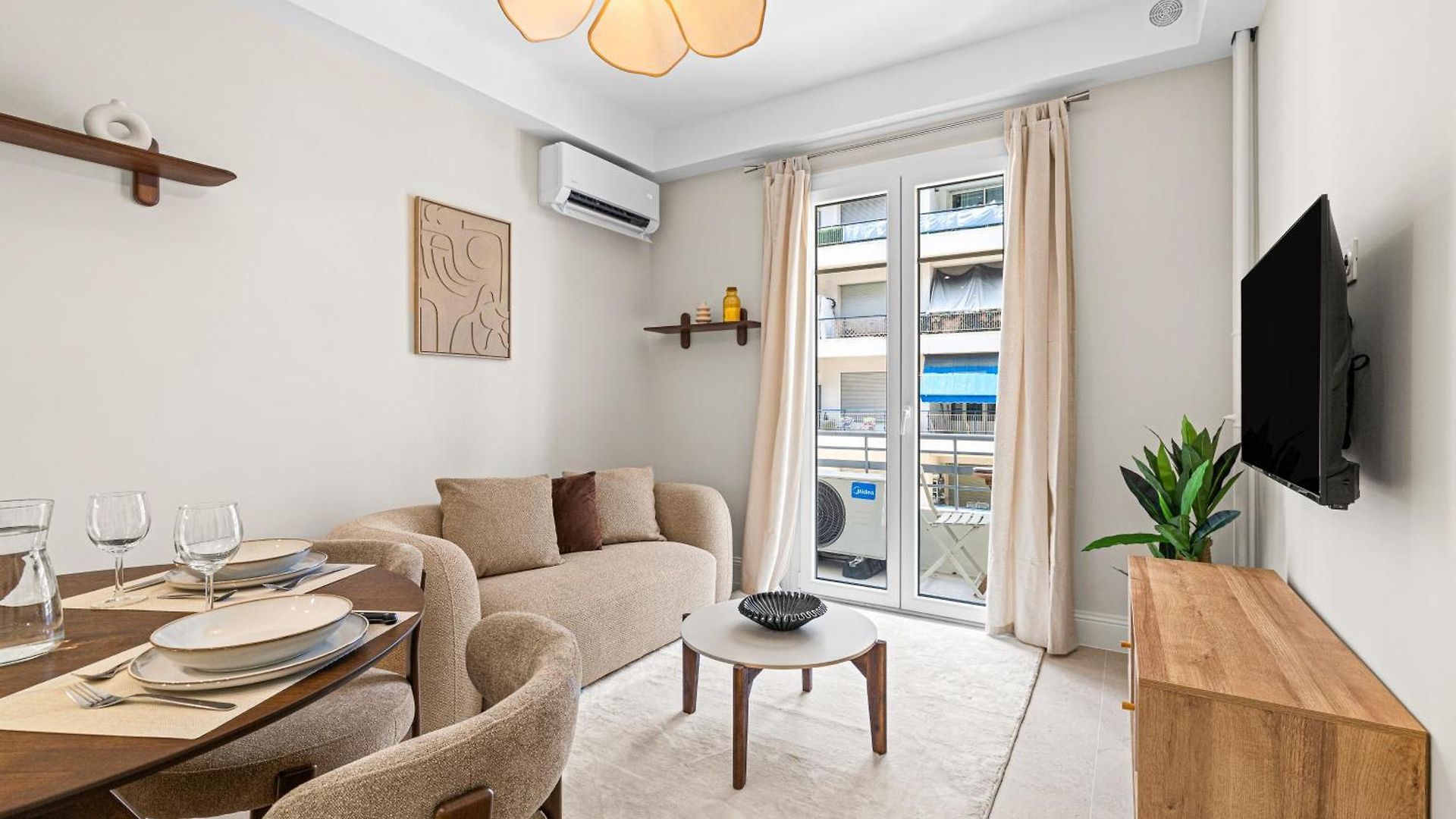 Fully Renovated 2-bedroom Apartment Nice