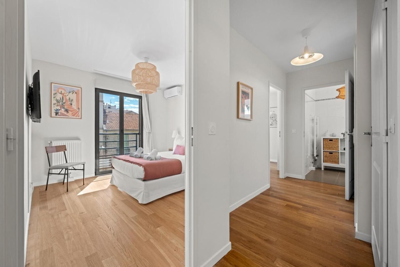 Stunning & Bright - 2 Bedrooms - Parking Wifi/ac Apartment