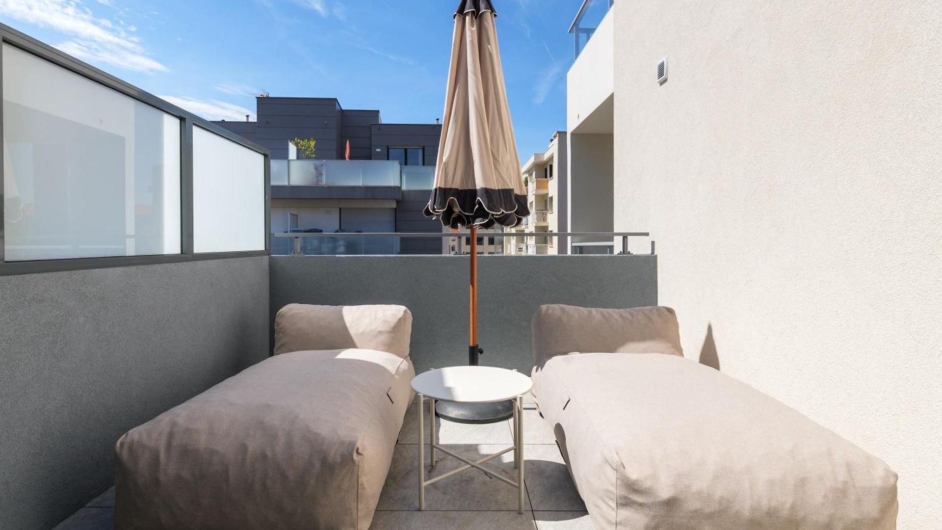 Spacious With Terrace And Parking