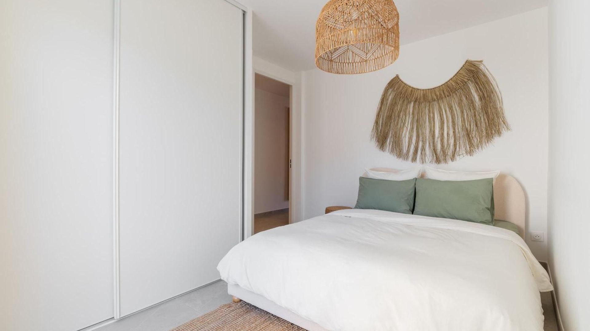 Spacious With Terrace And Parking *