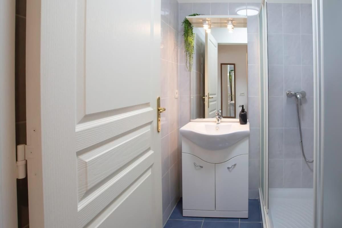 Modern 2-bedroom Sea View, Air Conditioning, Balcony Nice