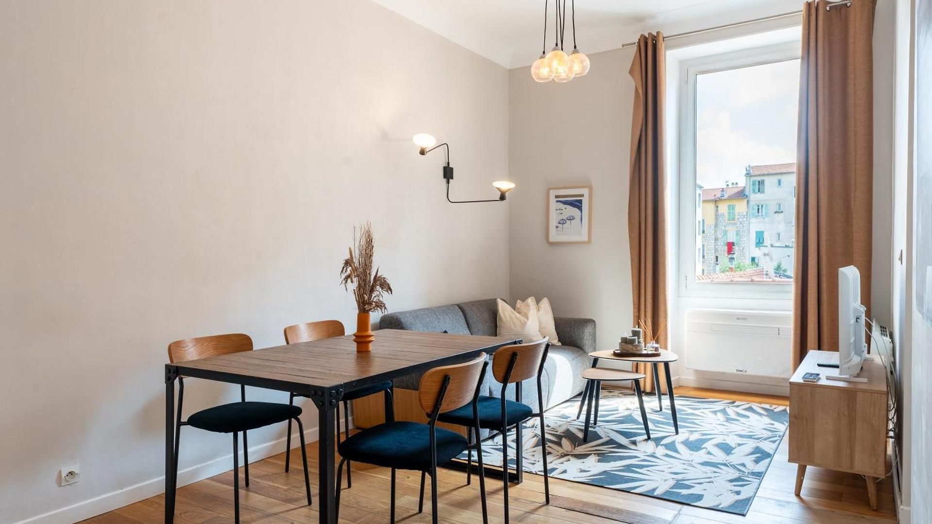 Bright 2 Center Apartment