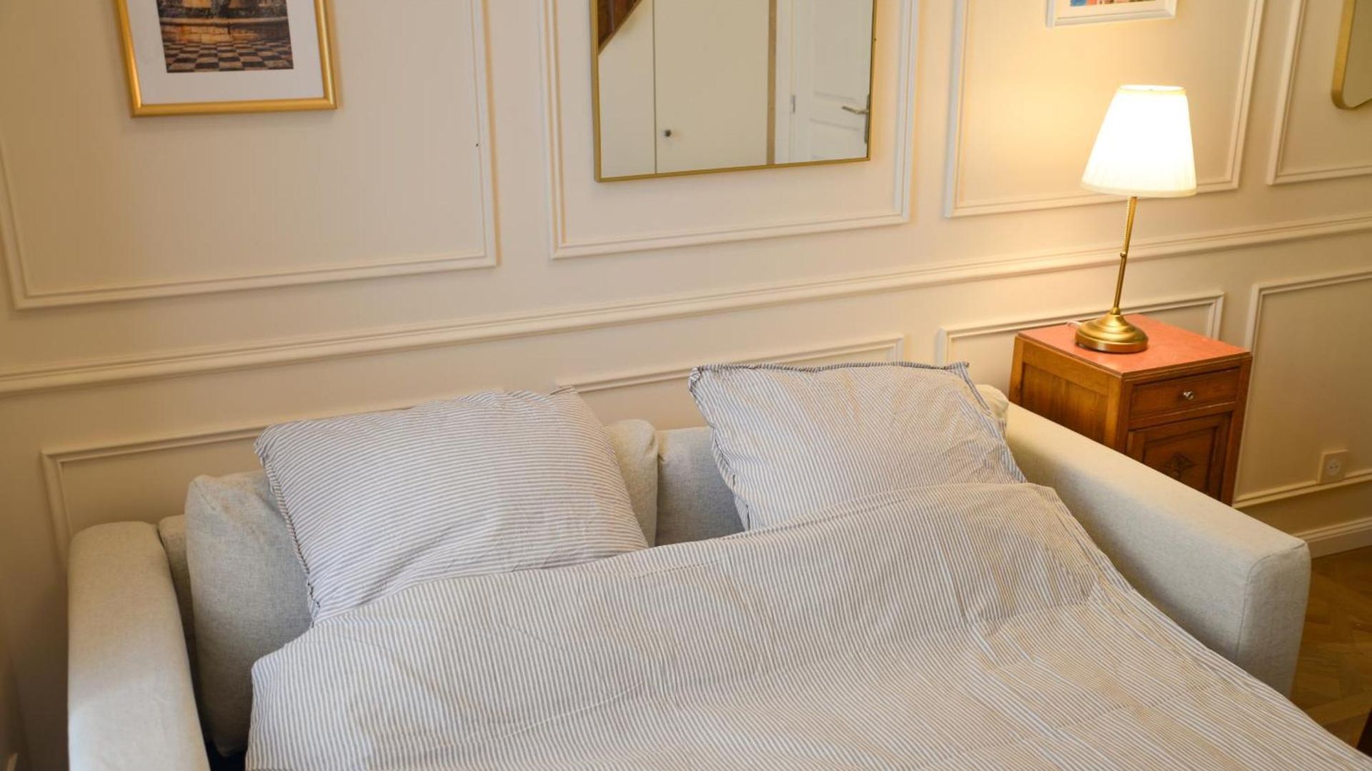 Chic Parisian Apartment *