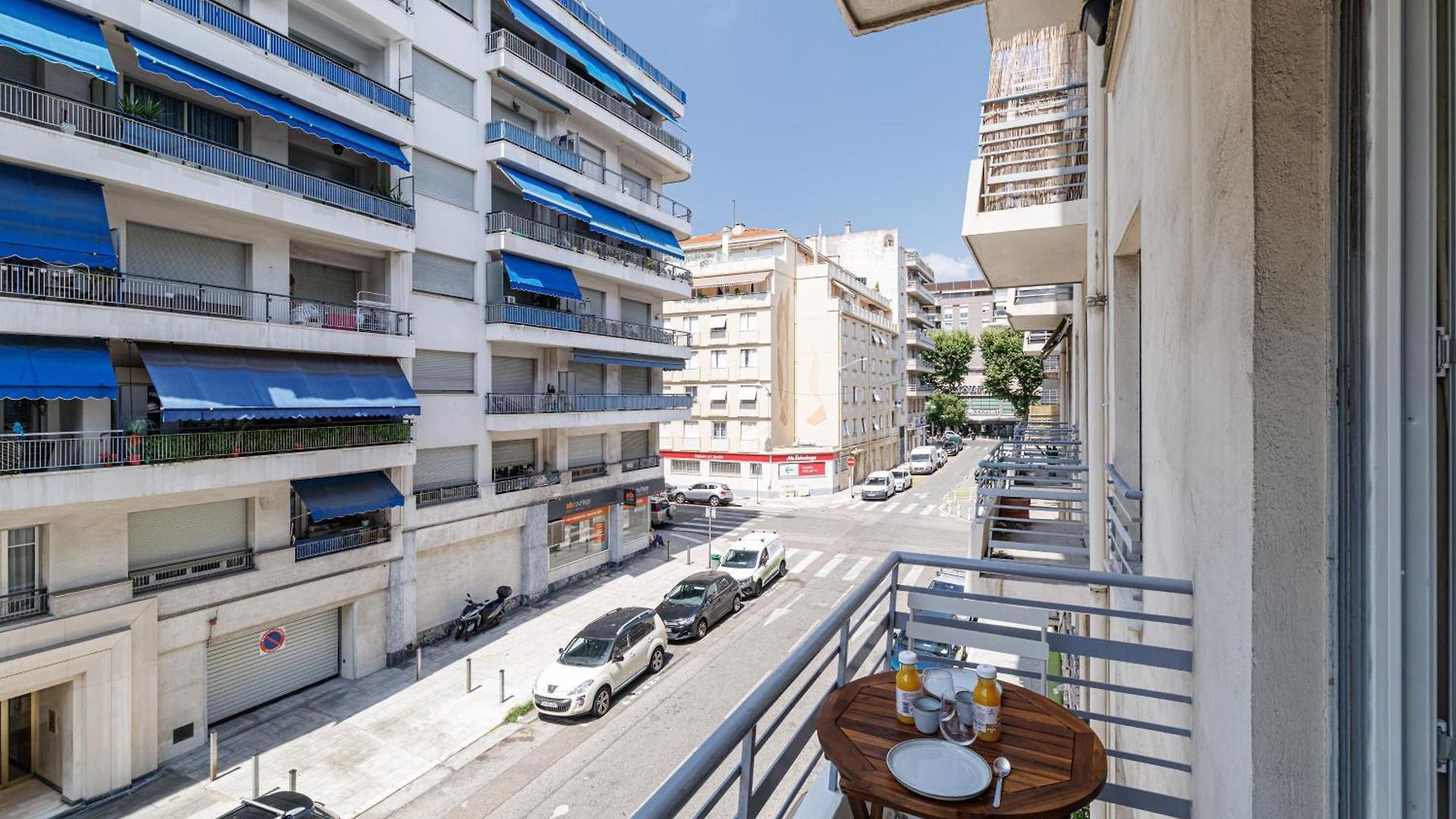 Fully Renovated 2-bedroom Apartment Nice