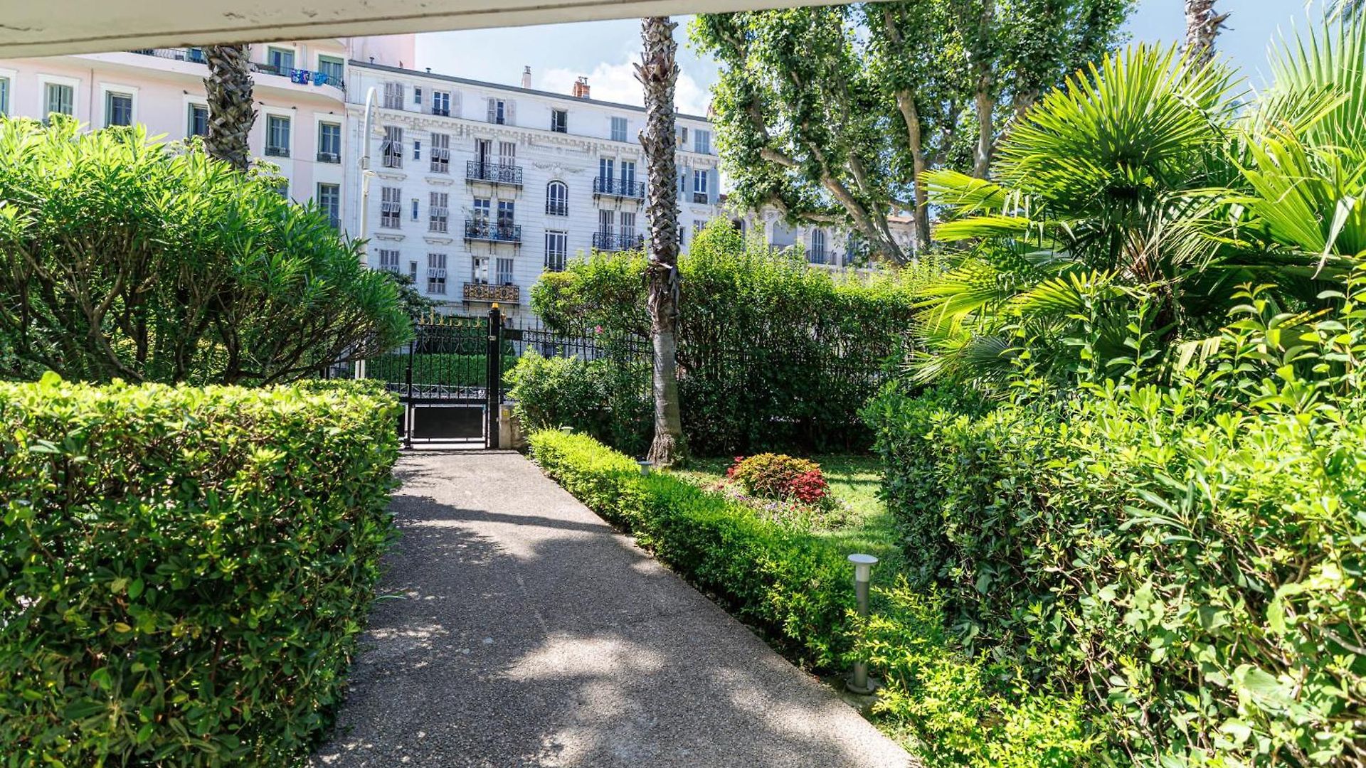 Apartment Carabacel - One Ac And Balcony Nice